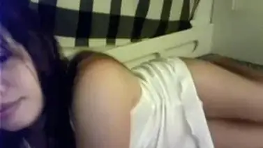 Gadis Cantik Berdaster Putih Di Kamar Tidur