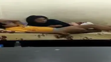 Kemesraan Tante Cantik Bersama Brondong Kasur