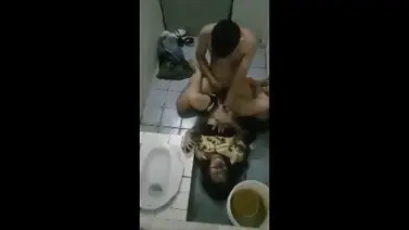 Skandal Crot Di Pinggir WC Umum Tanpa Rasa Malu