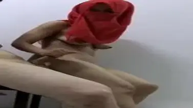 Ukhti Hijab Merah Cantik Pasrah Kasur Crot