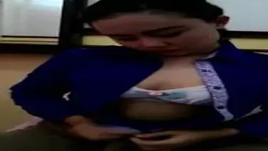 Ukhti Tante Hijab Baju Biru Pasrah Di Kasur
